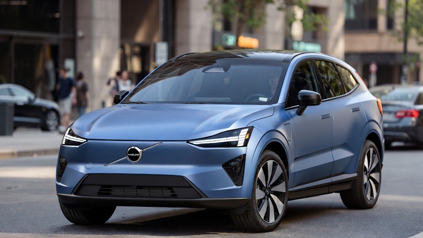 Blå Volvo EX60 i stadsmiljö